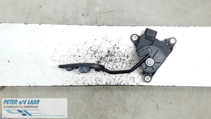 Chân Ga Điện Nissan Bluebird Mã phụ tùng 18002EW000