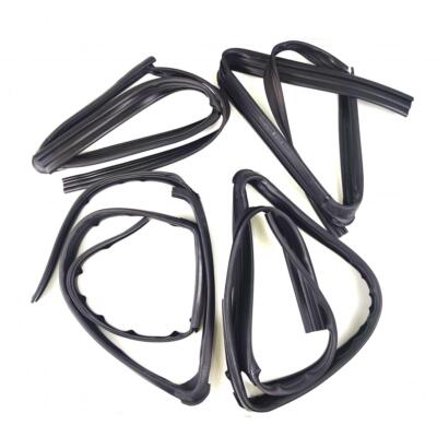 Gioăng Trượt Kính Cánh Cửa Trước Phải Nissan Navara Mã phụ tùng 80330EB700