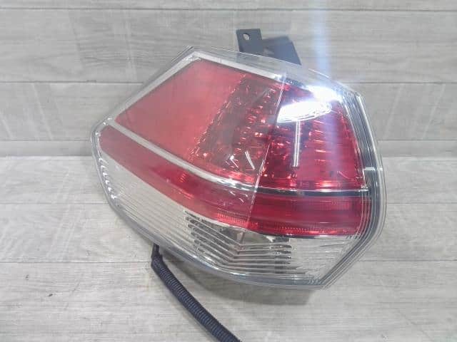 Đèn Hậu Miếng Trong Trái Nissan X - trail Mã phụ tùng 265554CA1B