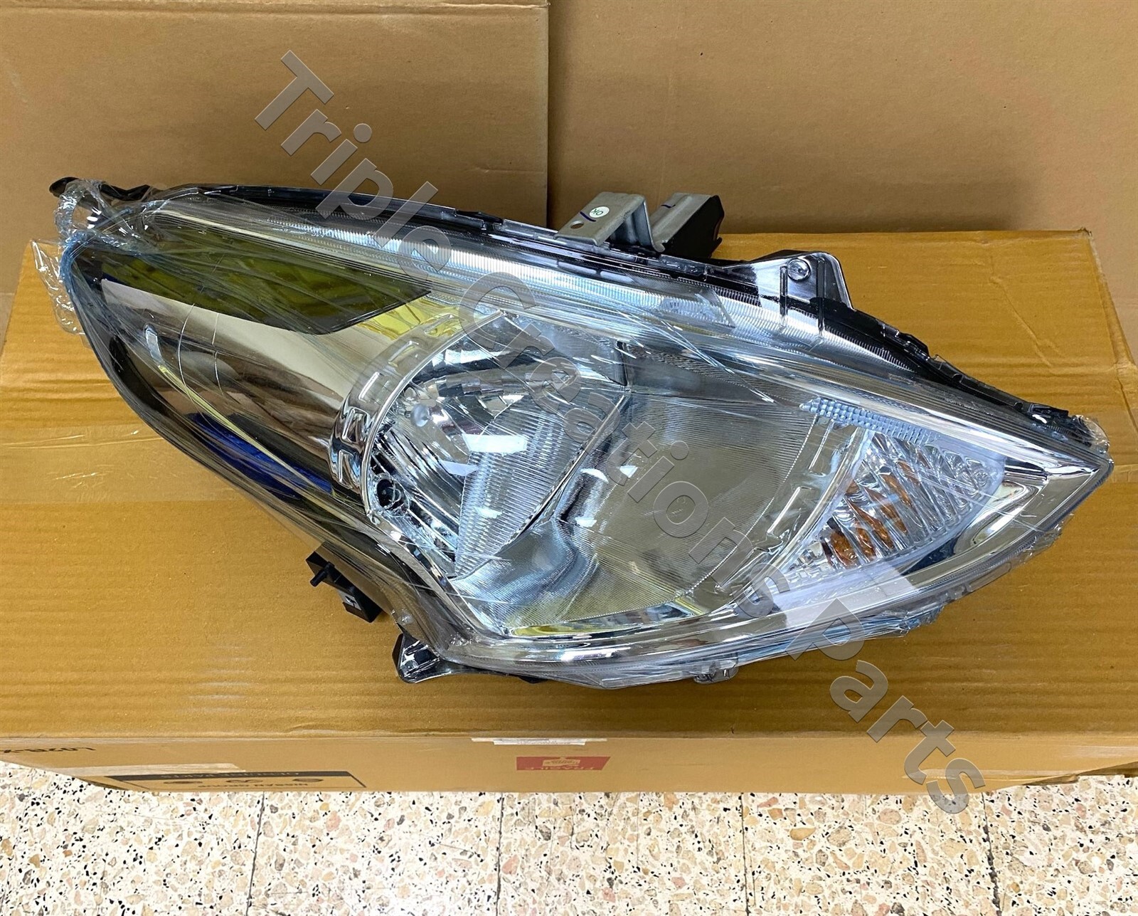 Đèn Pha Phải Nissan Sunny Mã phụ tùng 260103AW0B-B201