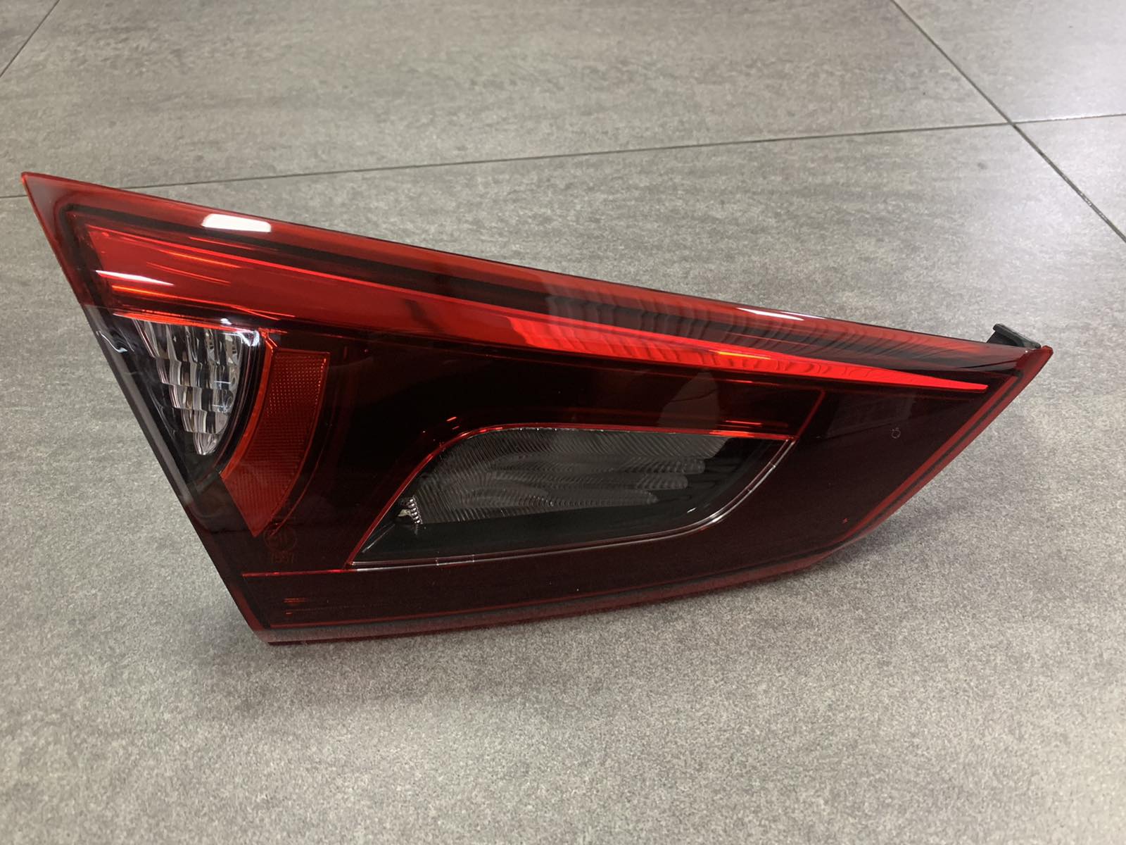 Đèn Hậu Trong Trái Mazda Mazda 2 Mã phụ tùng DB7A513G0B