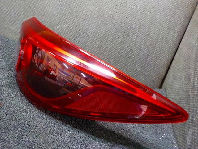 Đèn Hậu Ngoài Phải Có Led - Sedan Mazda Mazda 3 Mã phụ tùng B53W51150