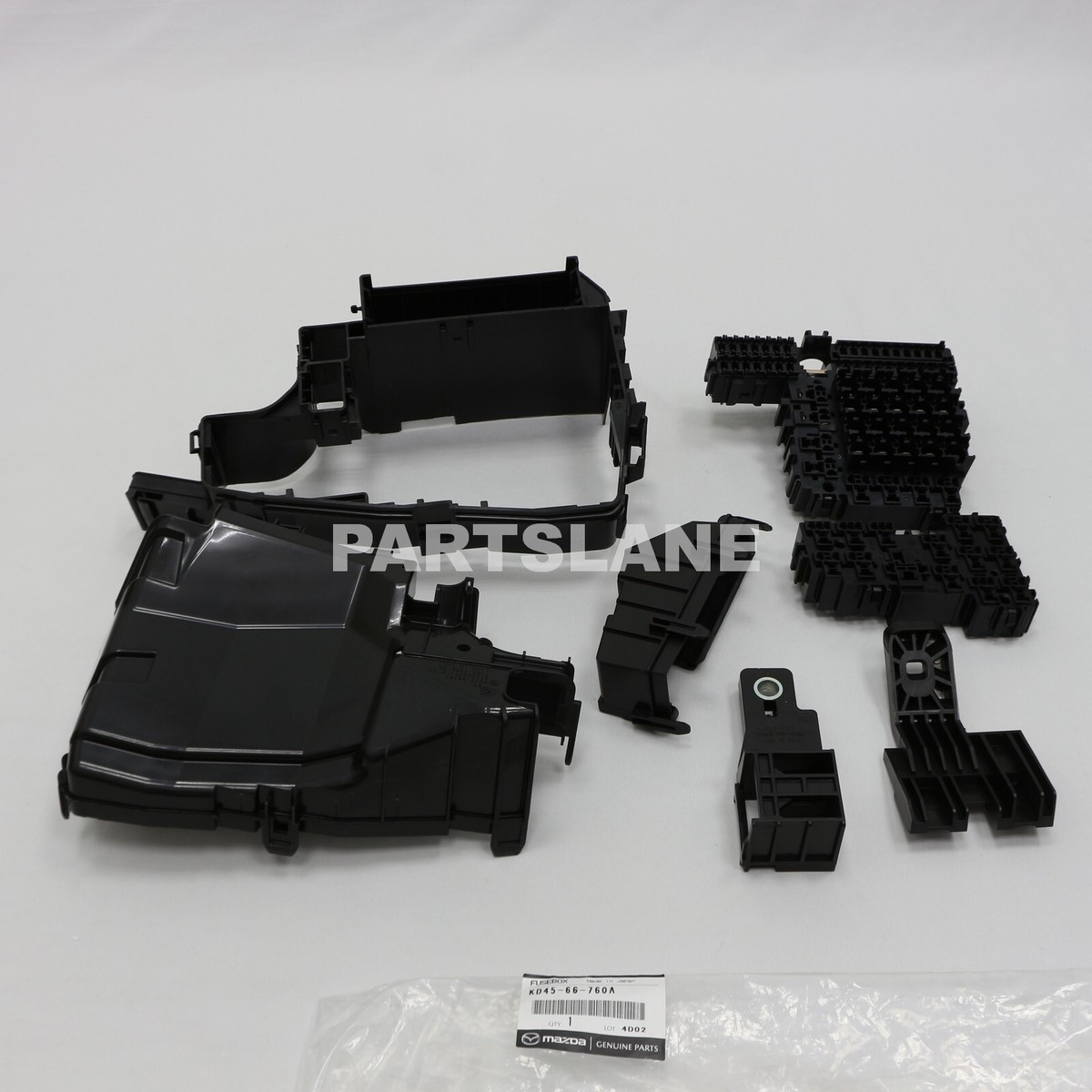 Vỏ Hộp Cầu Chì Đầu Xe Mazda CX-5 Mã phụ tùng kd4566760a
