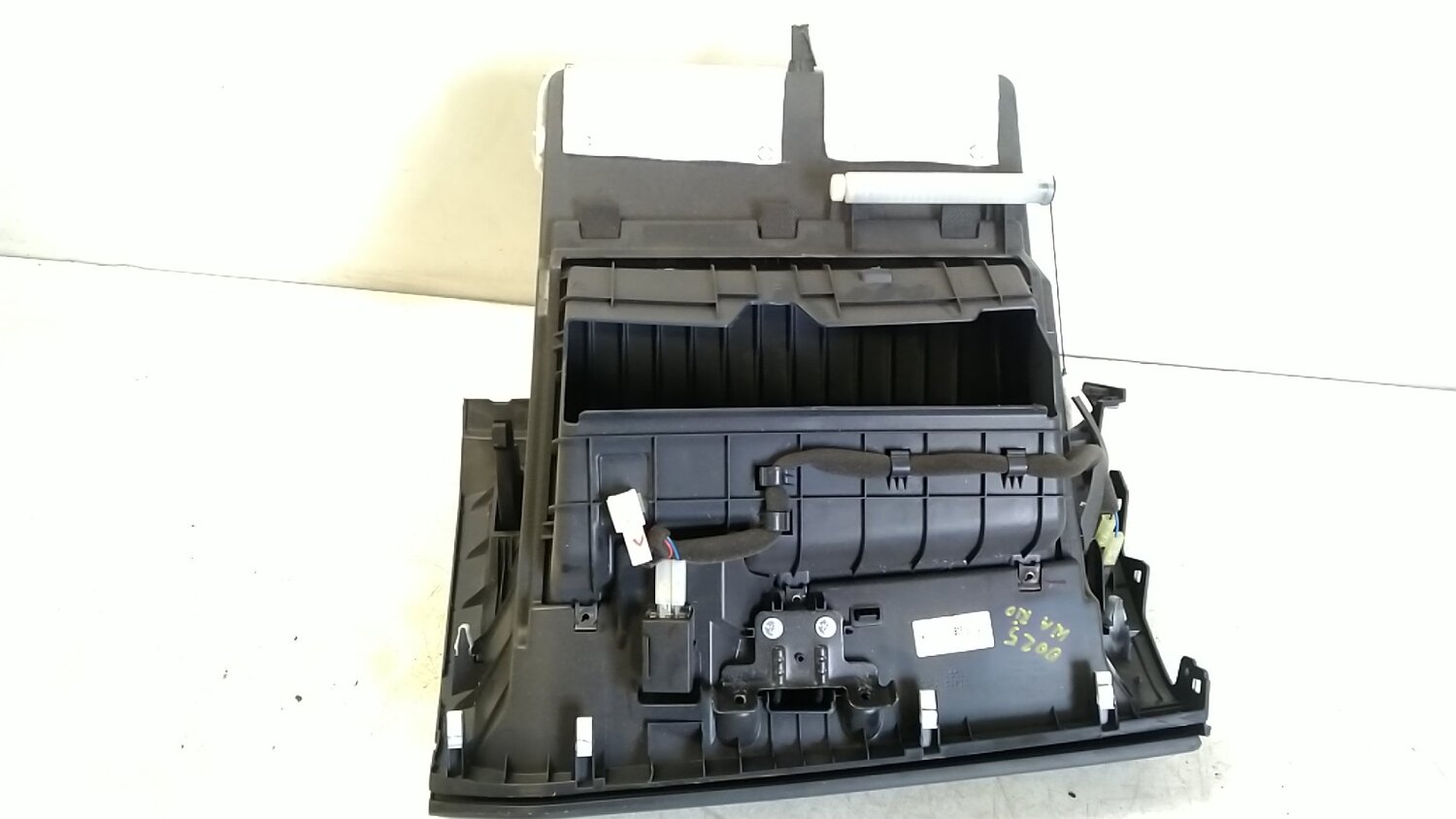 Cốp Đựng Đồ Trong Xe Kia Rio Mã phụ tùng 845101W010HU