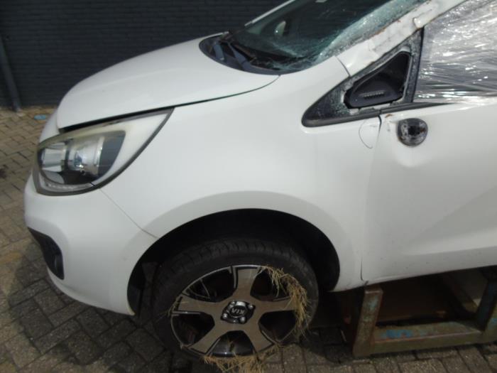Tai Xe Trái Có Lỗ Kia Rio Mã phụ tùng 663111W150