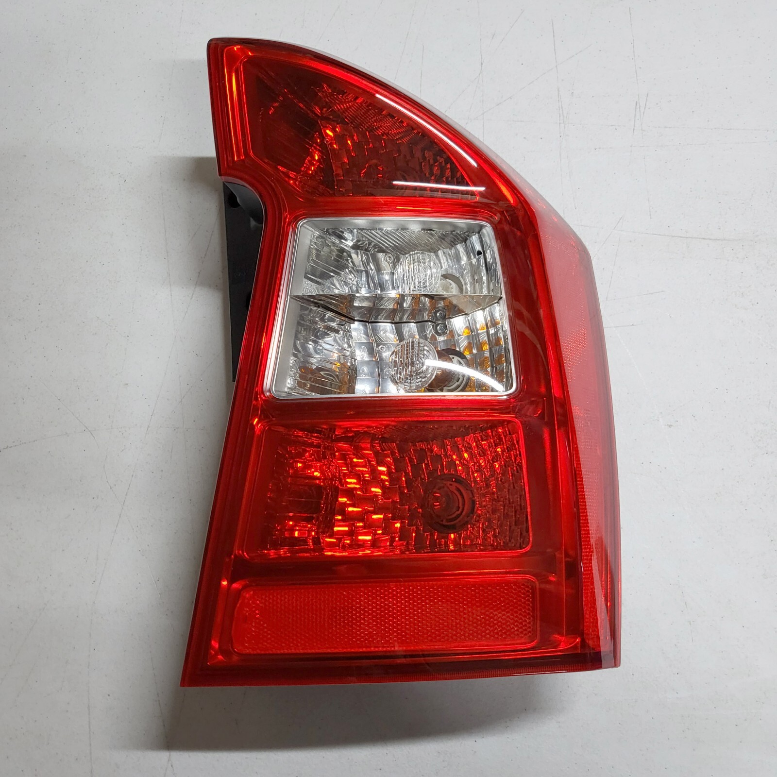 Đèn Hậu Phải Kia Carens / rondo OEM 924021D002-TW