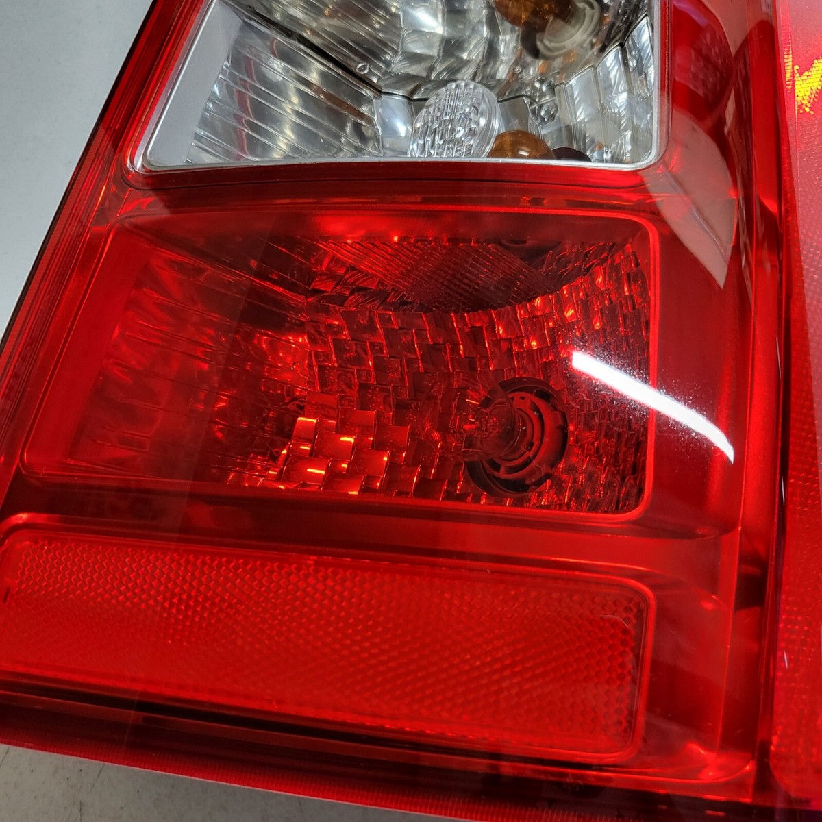 Đèn Hậu Phải Kia Carens / rondo OEM 924021D002-TW