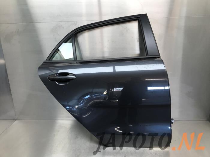 Cánh Cửa Sau Phải Kia Rio Mã phụ tùng 77004h8000