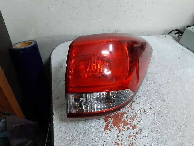 Đèn Hậu Miếng Ngoài Phải Kia Carens / rondo Mã phụ tùng 92402a4000