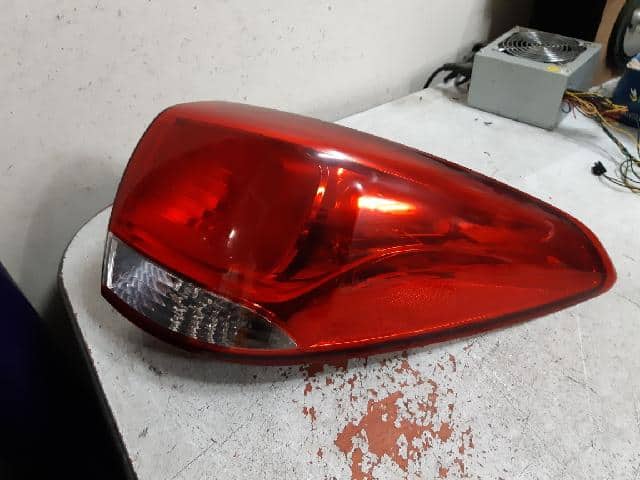 Đèn Hậu Miếng Ngoài Phải Kia Carens / rondo Mã phụ tùng 92402a4000
