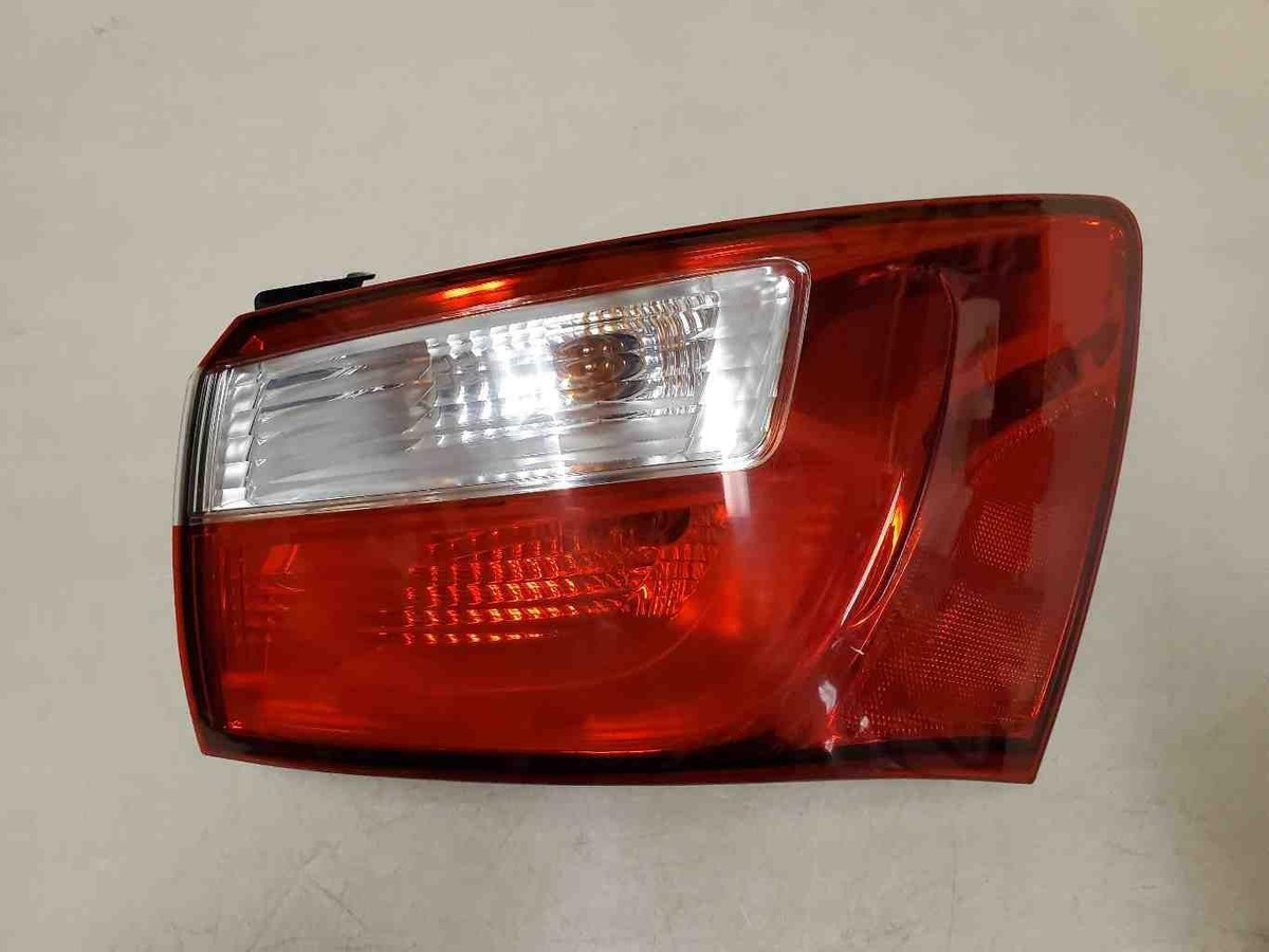 Đèn Hậu Ngoài Phải Không Led Kia Rio Mã phụ tùng 924021W000