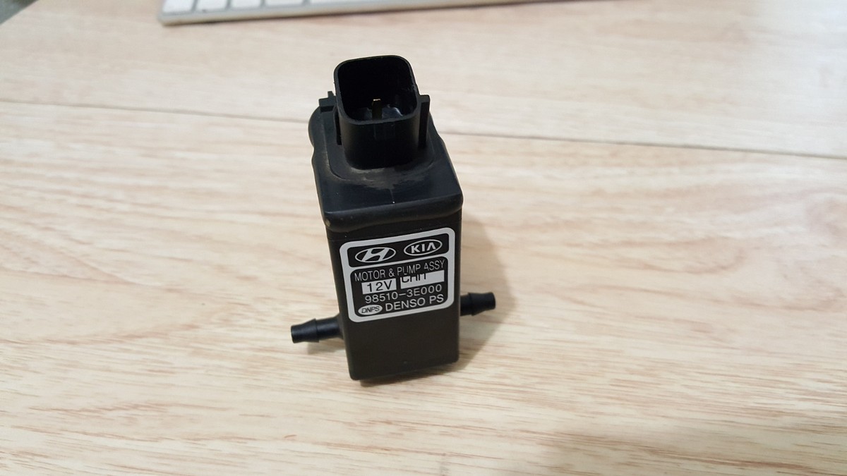 Bơm Nước Rửa Kính Có Gạt Sau Kia Carens / rondo Mã phụ tùng 985103E000