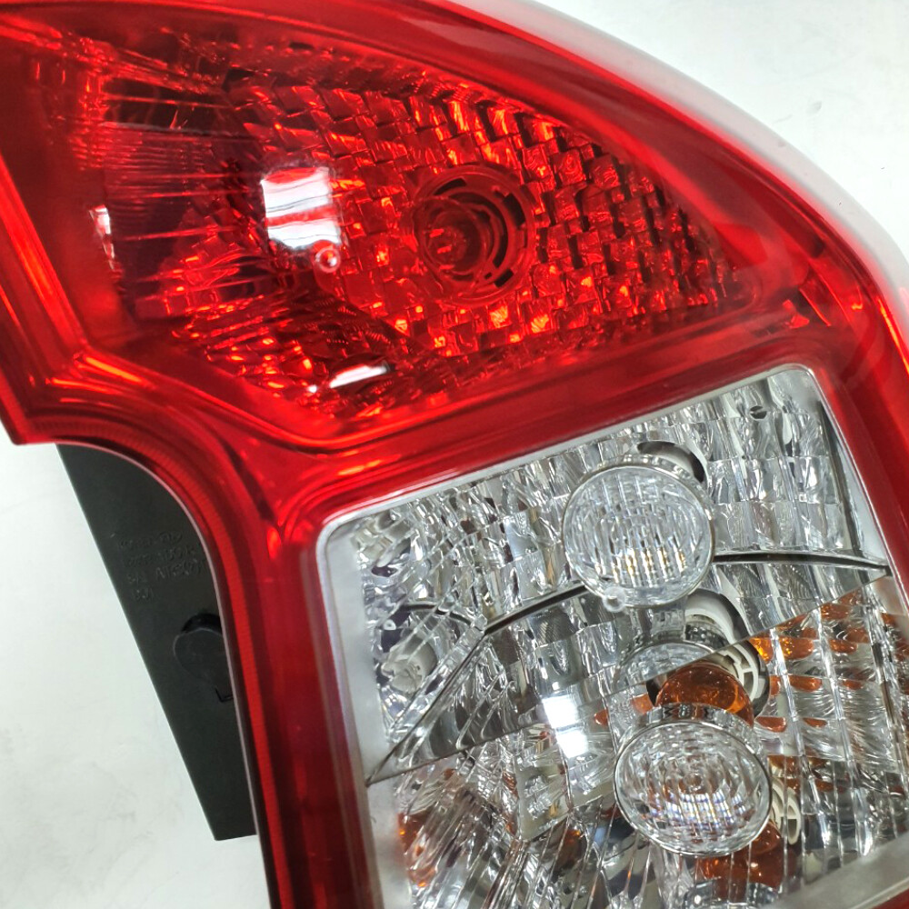 Đèn Hậu Phải Kia Carens / rondo Mã phụ tùng 924021d000