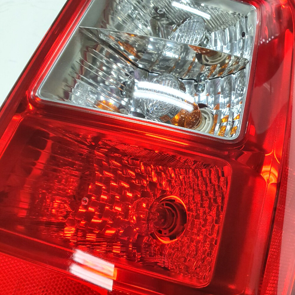Đèn Hậu Phải Kia Carens / rondo Mã phụ tùng 924021d000