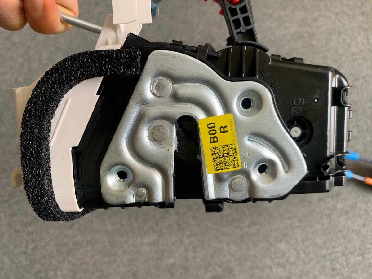 Ổ Khóa Ngậm Cánh Cửa Trước Phải Kia Forte / Cerato Mã phụ tùng 81320M6040