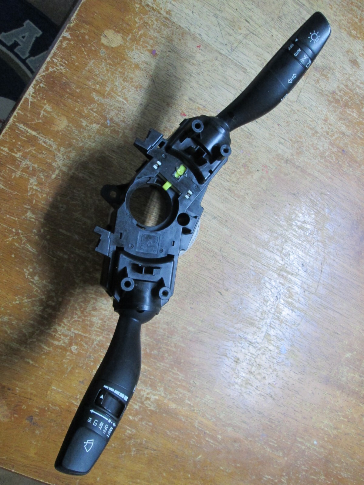 Cụm Công Tắc Gạt Mưa Và Phacos Kia Forte / Cerato Mã phụ tùng 93405M6500
