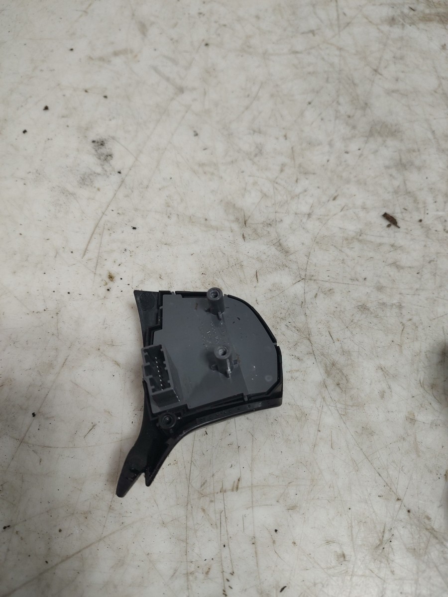 Cụm Công Tắc Tích Hợp Trên Vô Lăng Kia Rio Mã phụ tùng 967001w000