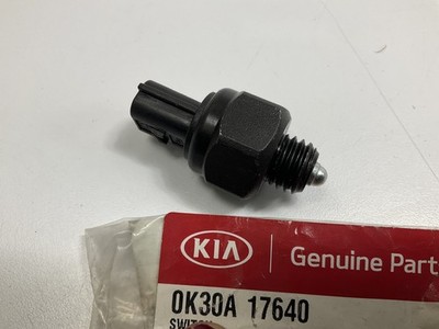 Công Tắc Đèn Lùi Kia Spectra Mã phụ tùng 0K30A17640