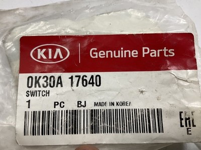 Công Tắc Đèn Lùi Kia Spectra Mã phụ tùng 0K30A17640