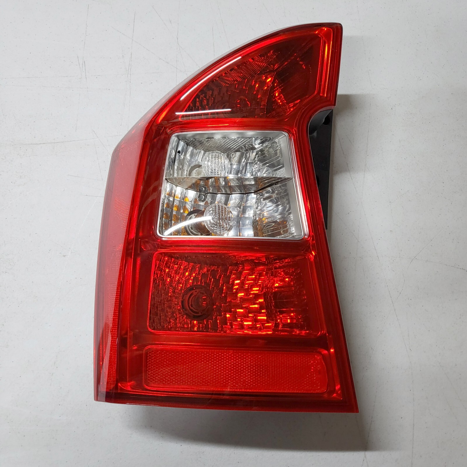 Đèn Hậu Trái Kia Carens / rondo Mã phụ tùng 924011D002