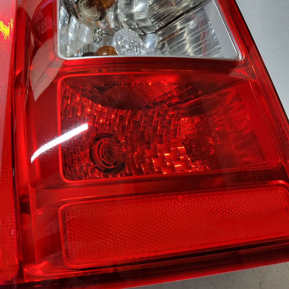 Đèn Hậu Trái Kia Carens / rondo Mã phụ tùng 924011D002