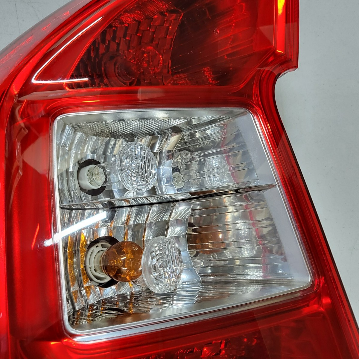 Đèn Hậu Trái Kia Carens / rondo Mã phụ tùng 924011D002