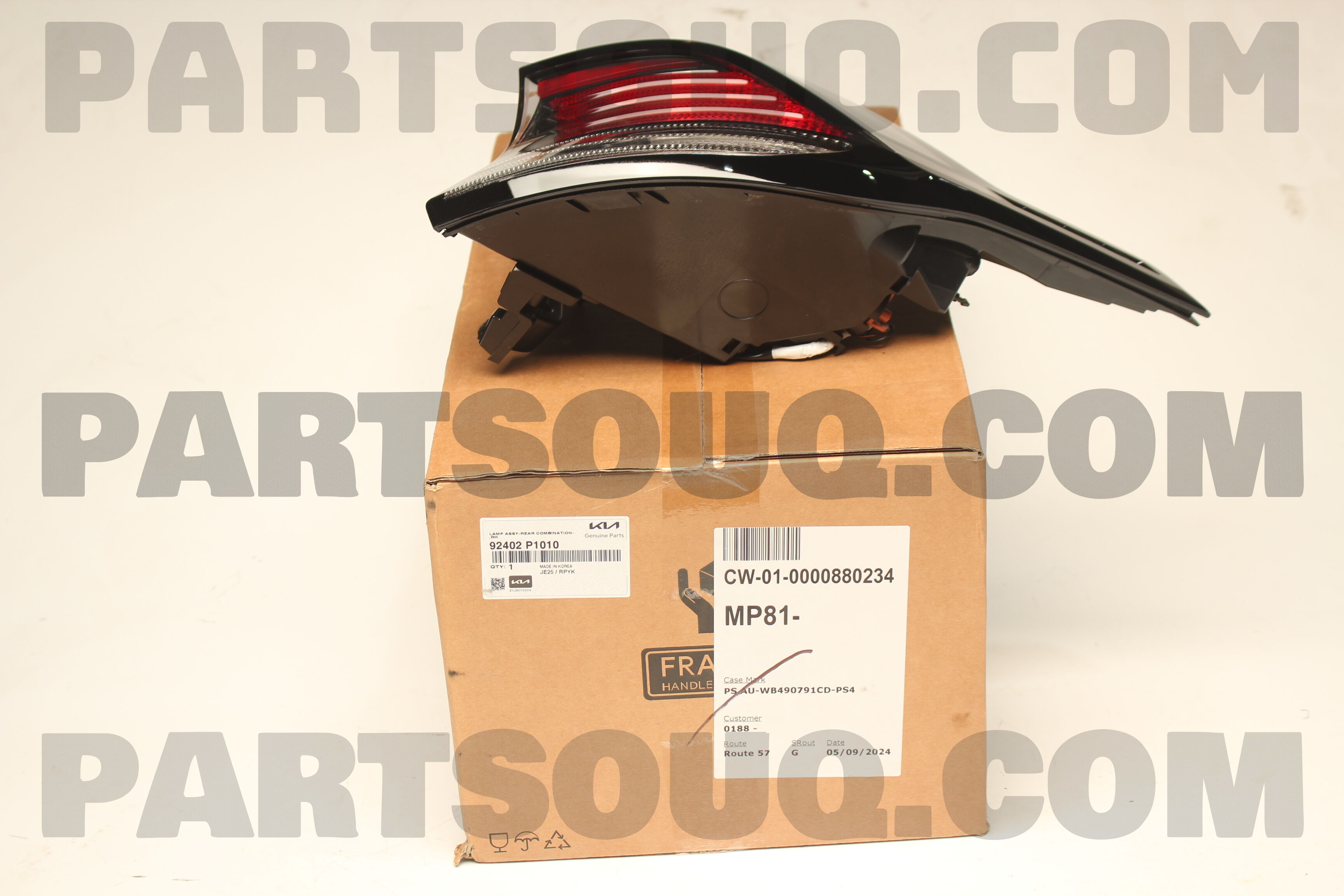 Đèn Hậu Miếng Ngoài Phải Kia Sorento Mã phụ tùng 924022P120N